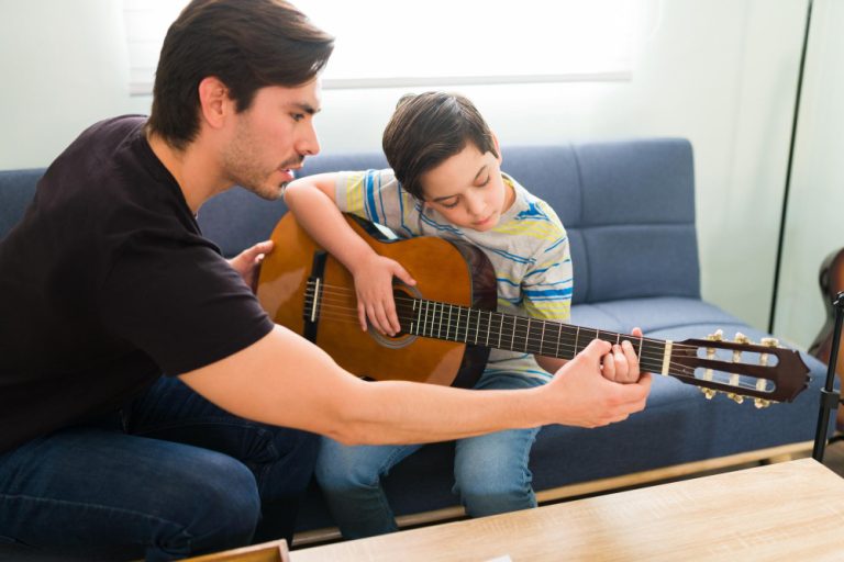 פעם, פעמיים או שלוש בשבוע? תדירות שיעורי גיטרה לפי יעדים