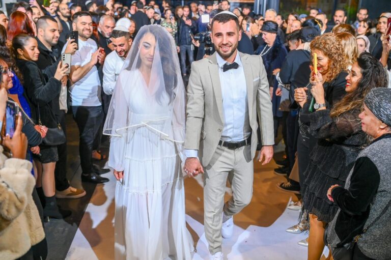 זוג מתנשק בטבע באור יום רך בסגנון צילום חתונות אותנטי